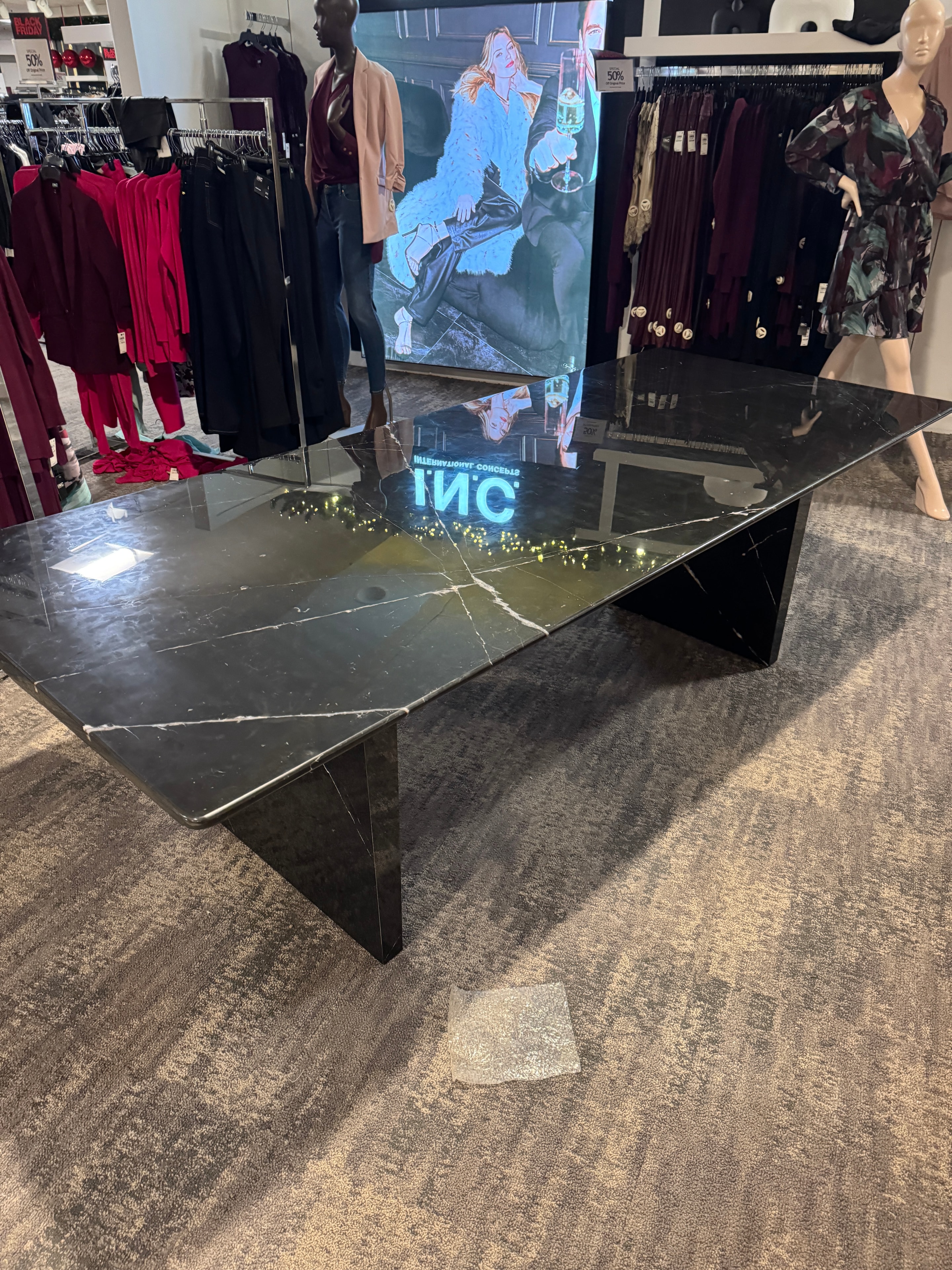 Retail display fixture and screen installation